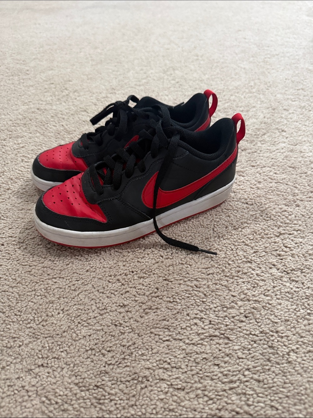 Nike Kids Low-Top Sneakers in Black and Red